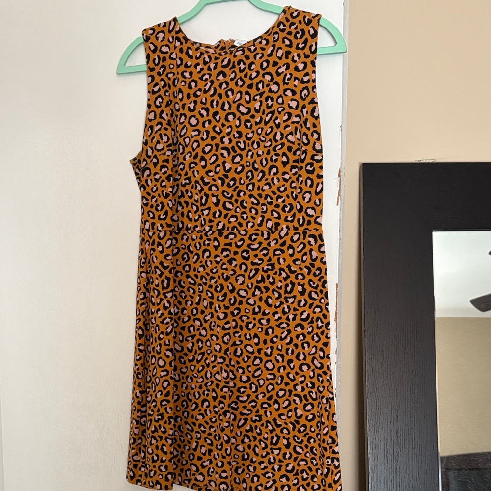 Old Navy Leopard Print Sleeveless Shift Dress. Sz L. Good structure- wash n wear